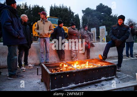 Salon de Provence, France. 31 janvier 2024. Gilles Bader/le Pictorium - les agriculteurs bloquent la région PACA - 31/01/2024 - France/Provence-Alpes-Cote d'Azur/salon de Provence - les agriculteurs protestent avec les blocages d'autoroutes en France ici la nuit de l'A51 avec Farmers Credit : LE PICTORIUM/Alamy Live News Banque D'Images