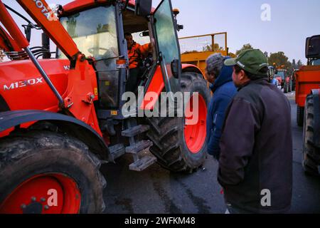 Salon de Provence, France. 31 janvier 2024. Gilles Bader/le Pictorium - les agriculteurs bloquent la région PACA - 31/01/2024 - France/Provence-Alpes-Cote d'Azur/salon de Provence - les agriculteurs protestent avec les blocages d'autoroutes en France ici la nuit de l'A51 avec Farmers Credit : LE PICTORIUM/Alamy Live News Banque D'Images