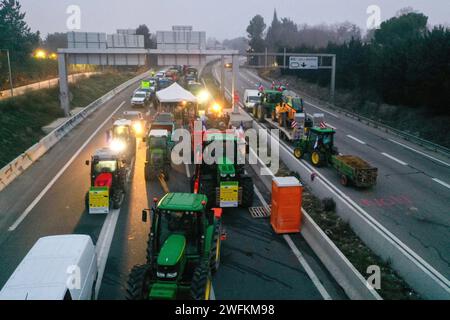 Salon de Provence, France. 31 janvier 2024. Gilles Bader/le Pictorium - les agriculteurs bloquent la région PACA - 31/01/2024 - France/Provence-Alpes-Cote d'Azur/salon de Provence - les agriculteurs protestent avec les blocages d'autoroutes en France ici la nuit de l'A51 avec Farmers Credit : LE PICTORIUM/Alamy Live News Banque D'Images