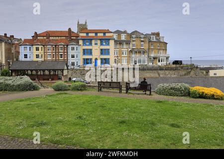 Vue sur les jardins du North Lodge Park, la ville de Cromer, la côte nord de Norfolk, Angleterre, Royaume-Uni Banque D'Images