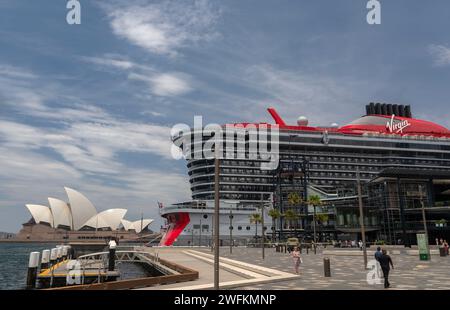 Bateau de croisière Virgin, l'Opéra de Sydney éclipsant. Banque D'Images