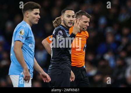Manchester, Royaume-Uni. 31 janvier 2024. Josh Brownhill de Burnley Signals lors du match de Premier League Manchester City vs Burnley au Etihad Stadium, Manchester, Royaume-Uni, le 31 janvier 2024 (photo de Mark Cosgrove/News Images) à Manchester, Royaume-Uni le 1/31/2024. (Photo de Mark Cosgrove/News Images/Sipa USA) crédit : SIPA USA/Alamy Live News Banque D'Images