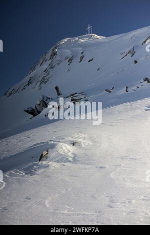 Vue sur le Hochzeiger dans les alpes autrichiennes. Sommet enneigé du Hochzeiger au ciel bleu. Banque D'Images
