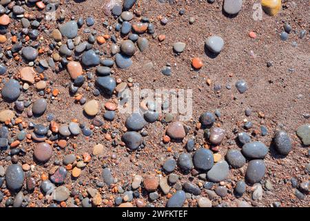 Santorin - Le détail des pemza à partir de la plage rouge. Banque D'Images