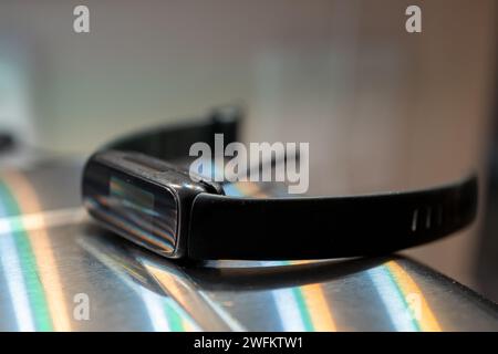 Lafayette, États-Unis. 18 novembre 2023. Gros plan d'une charge Fitbit 5 sur une surface métallique réfléchissante, Lafayette, Californie, 18 novembre 2023. (Photo Smith Collection/Gado/Sipa USA) crédit : SIPA USA/Alamy Live News Banque D'Images