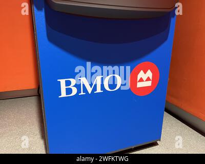 San Ramon, États-Unis. 24 novembre 2023. Gros plan sur le logo de la banque BMO au guichet automatique de San Ramon, Californie, le 24 novembre 2023. (Photo Smith Collection/Gado/Sipa USA) crédit : SIPA USA/Alamy Live News Banque D'Images