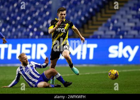 Barry Bannan de Sheffield Wednesday défie Giorgi Chakvetadze de Watford lors du Sky Bet Championship Match à Hillsborough, Sheffield. Date de la photo : mercredi 31 janvier 2024. Banque D'Images