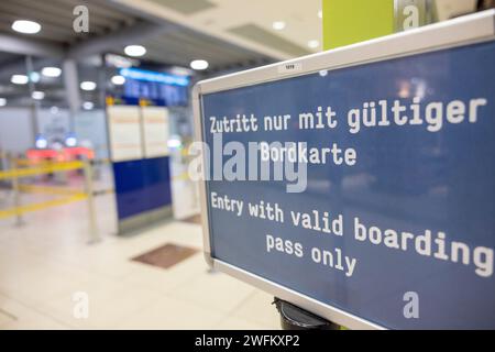 Cologne, Allemagne. 31 janvier 2024. Un panneau d'information à l'aéroport de Cologne/Bonn, dans la zone déserte des contrôles de sécurité, indique que l'accès n'est autorisé qu'avec une carte d'embarquement valide. Le syndicat Verdi a appelé le personnel des sociétés de sécurité privées de onze aéroports à lancer une grève d’avertissement d’une journée. Crédit : Thomas Banneyer/dpa/Alamy Live News Banque D'Images