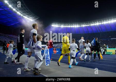 Berlin, Deutschland. 31 janvier 2024. Hertha BSC beim Einlaufen, Marius Gersbeck (Hertha BSC, 35), Toni Leistner (Hertha BSC, 37) DFB-Pokal 2023/24, Viertelfinale : Hertha BSC - 1. FC Kaiserslautern, Olympiastadion, Berlin, 31.01.2024 LA RÉGLEMENTATION DFB INTERDIT TOUTE UTILISATION DE PHOTOGRAPHIES COMME SÉQUENCES D'IMAGES ET/OU QUASI-VIDÉO/dpa/Alamy Live News Banque D'Images