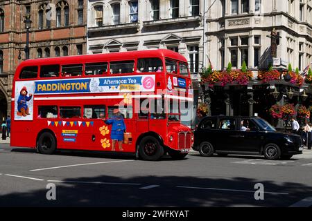 Paddington Afternoon Tea bus, Whitehall, Londres, Royaume-Uni. 9 août 2023 Banque D'Images