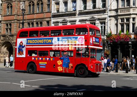 Paddington Afternoon Tea bus, Whitehall, Londres, Royaume-Uni. 9 août 2023 Banque D'Images