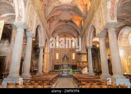 CHIAVENNA, ITALIE - 20 JUILLET 2022 : la nef de l'église baroque San Lorenzo. Banque D'Images