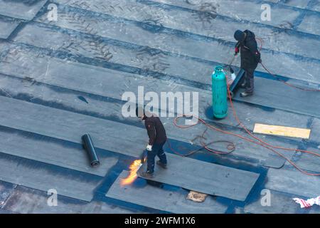 Vienne : des ouvriers de la construction ont effectué des travaux d'imperméabilisation sur un plafond de bâtiment avec des membranes de bitume en 22. Donaustadt, Wien, Autriche Banque D'Images