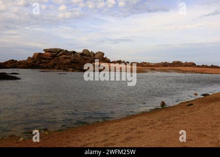 L'île de Renote est une île appartenant à la commune française de Trégastel, dans le département des Côtes-d'Armor, en Bretagne. Banque D'Images