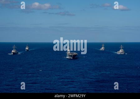 Mer des Philippines, États-Unis. 31 janvier 2024. De gauche à droite : USS Sterett, destroyer à missiles guidés de la classe Arleigh Burke de l'US Navy, USS Princeton, croiseur à missiles guidés de la classe Ticonderoga, JS ISE, destroyer japonais à missiles guidés de la classe Hyuga, USS Rafael Peralta, et le destroyer à missiles guidés de classe Arleigh Burke USS Daniel K. Inouye, navigue en formation lors d'un exercice Multi-large Deck Event, le 31 janvier 2024 sur la mer des Philippines. Crédit : MC3 Marissa Johnson/US Navy photo/Alamy Live News Banque D'Images