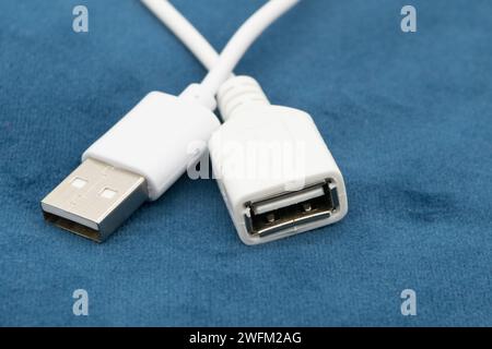 Gros plan USB de type A sur fond sombre Banque D'Images