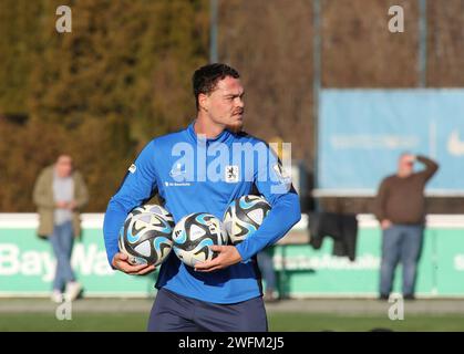 München, Deutschland 31. Janvier 2024 : Fussball, Herren, 3.Liga, saison 2023/2024, TSV 1860 München, Training, Grünwalder Strasse 114 Joel Zwarts (TSV 1860 München) mit drei Bällen in den Händen, Blick nach hinten Banque D'Images