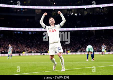 James Maddison de Tottenham Hotspur célèbre après que son coéquipier Richarlison (absent de la photo) ait marqué son troisième but lors du match de Premier League au Tottenham Hotspur Stadium, à Londres. Date de la photo : mercredi 31 janvier 2024. Banque D'Images