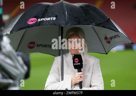 Liverpool, Royaume-Uni. 31 janvier 2024. Lynsey Hipgrave, présentatrice de TNT Sports, regarde. Match de Premier League, Liverpool contre Chelsea à Anfield à Liverpool le mercredi 31 janvier 2024. Cette image ne peut être utilisée qu'à des fins éditoriales. Usage éditorial uniquement. photo de Chris Stading/Andrew Orchard photographie sportive/Alamy Live News crédit : Andrew Orchard photographie sportive/Alamy Live News Banque D'Images