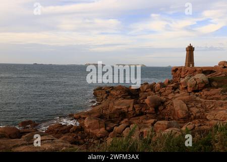 Le phare de Ploumanac'h est un phare actif des Côtes-d'Armor, en Bretagne Banque D'Images