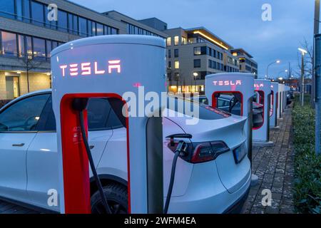 Tesla Supercharger Station, Schnellladesäulen der Firma Tesla, Paderborn, NRW, Deutschland Tesla Supercharger *** Tesla Supercharger Station, Tesla stations de recharge rapide, Paderborn, NRW, Allemagne Tesla Supercharger Banque D'Images