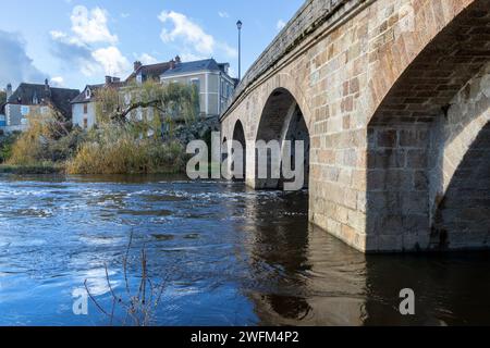 Le pont sur la creuse à la celle Dunoise en France. Banque D'Images