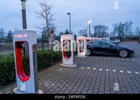 Tesla Supercharger Station, Schnellladesäulen der Firma Tesla, Paderborn, NRW, Deutschland Tesla Supercharger *** Tesla Supercharger Station, Tesla stations de recharge rapide, Paderborn, NRW, Allemagne Tesla Supercharger Banque D'Images