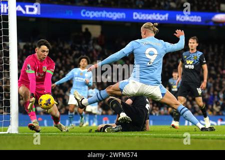 Erling Haaland de Manchester City tente une chance au but lors du match de Premier League à l'Etihad Stadium de Manchester. Date de la photo : mercredi 31 janvier 2024. Banque D'Images