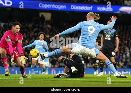 Erling Haaland de Manchester City tente une chance au but lors du match de Premier League à l'Etihad Stadium de Manchester. Date de la photo : mercredi 31 janvier 2024. Banque D'Images