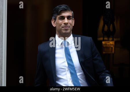 Londres, Royaume-Uni. 31 janvier 2024. Le Premier ministre Rishi Sunak quitte le 10 Downing Street pour le Parlement afin de répondre aux questions du Premier ministre à Londres, Angleterre, Royaume-Uni, le 31 janvier 2024. Crédit : SOPA Images Limited/Alamy Live News Banque D'Images