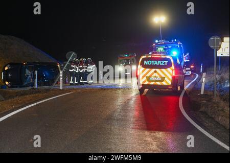 Löbau - VW Golf überschlägt sich : Fahrer verletzt 24.01.2024 gegen 20:30 Uhr Löbau, B178 Fotograf : LausitzNews.de/ Philipp Grohmann zu einem schweren Verkehrsunfall kam es am Mittwochabend BEI Löbau. Ersten Informationen zufolge befuhr der Fahrer eines PKW VW Golf die B178 in Fahrtrichtung Zittau und wollte die Abfahrt Löbau-Süd/Großschweidnitz nehmen. Offenbar war er mit seinem jedoch zu schnell unterwegs und verfehlte die Kurve. Der Wagen fuhr geradeaus über einen Grünstreifen und spießte sich in die Erde ein. In der Folge Hob das Fahrzeug ab und überschlug sich. Anschließend blieb es Stark Banque D'Images