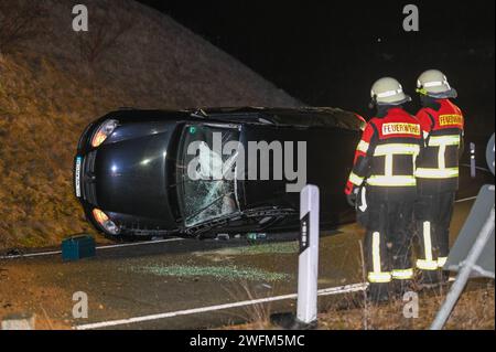 Löbau - VW Golf überschlägt sich : Fahrer verletzt 24.01.2024 gegen 20:30 Uhr Löbau, B178 Fotograf : LausitzNews.de/ Philipp Grohmann zu einem schweren Verkehrsunfall kam es am Mittwochabend BEI Löbau. Ersten Informationen zufolge befuhr der Fahrer eines PKW VW Golf die B178 in Fahrtrichtung Zittau und wollte die Abfahrt Löbau-Süd/Großschweidnitz nehmen. Offenbar war er mit seinem jedoch zu schnell unterwegs und verfehlte die Kurve. Der Wagen fuhr geradeaus über einen Grünstreifen und spießte sich in die Erde ein. In der Folge Hob das Fahrzeug ab und überschlug sich. Anschließend blieb es Stark Banque D'Images