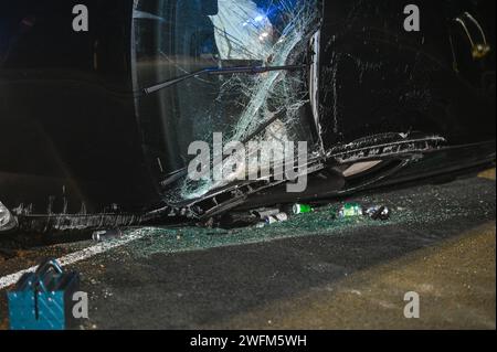 Löbau - VW Golf überschlägt sich : Fahrer verletzt 24.01.2024 gegen 20:30 Uhr Löbau, B178 Fotograf : LausitzNews.de/ Philipp Grohmann zu einem schweren Verkehrsunfall kam es am Mittwochabend BEI Löbau. Ersten Informationen zufolge befuhr der Fahrer eines PKW VW Golf die B178 in Fahrtrichtung Zittau und wollte die Abfahrt Löbau-Süd/Großschweidnitz nehmen. Offenbar war er mit seinem jedoch zu schnell unterwegs und verfehlte die Kurve. Der Wagen fuhr geradeaus über einen Grünstreifen und spießte sich in die Erde ein. In der Folge Hob das Fahrzeug ab und überschlug sich. Anschließend blieb es Stark Banque D'Images