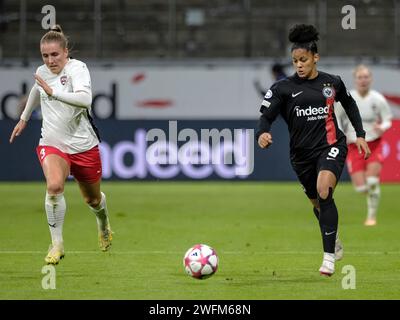 Francfort, Deutschland. 31 janvier 2024. Shekiera Martinez (Eintracht Frankfurt, #09), Guorun Arnardottir (FC Rosengard, #03), GER, Eintracht Frankfurt vs. FC Rosengard, Fussball, UEFA Womens Champions League, Gruppenphase, 6. Spieltag, saison 2023/2024, 31.01.2024. Photo : Eibner-Pressefoto/Florian Wiegand crédit : dpa/Alamy Live News Banque D'Images