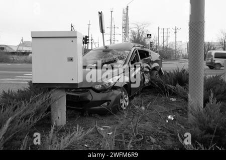 Accident de la route. Dossier d'assurance. Le conducteur a perdu le contrôle. Route glissante. Freins défectueux. La voiture s'est écrasée contre un poteau. La voiture a été endommagée dans un accident. Banque D'Images