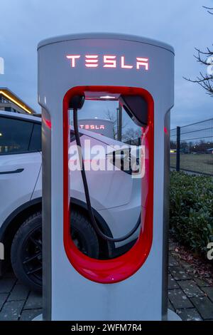 Tesla Supercharger Station, bornes de recharge rapide de Tesla, Paderborn, NRW, Allemagne Banque D'Images