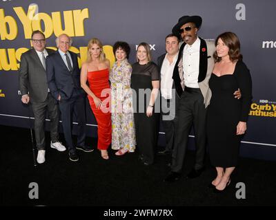 30 janvier 2024, West Hollywood, Californie, États-Unis : (G-D) Jeff Garlin, Larry David, Cheryl Hines, Susie Essman, Amy Gravitt, Jeff Schaffer, J. B. Smoove et Laura Streicherr participent à la saison 12 de HBO ''Curb Your Enthusim''. (Image de crédit : © Billy Bennight/ZUMA Press Wire) USAGE ÉDITORIAL SEULEMENT! Non destiné à UN USAGE commercial ! Banque D'Images