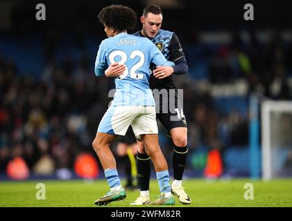 Rico Lewis de Manchester City (à gauche) et Connor Roberts de Burnley serrent la main après le coup de sifflet final du match de Premier League à l'Etihad Stadium, Manchester. Date de la photo : mercredi 31 janvier 2024. Banque D'Images