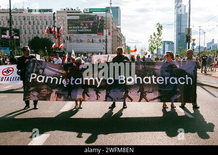 Les gens portent une banderole en lisant nous nous souvenons des héros alors qu'ils participent au 78e anniversaire du soulèvement de Varsovie le 1 août 2023 à Varsovie, en Pologne. Des centaines de personnes se sont rassemblées pour commémorer le 78e anniversaire du soulèvement de Varsovie contre l'occupation nazie pendant la Seconde Guerre mondiale. Varsovie Pologne 78e anniversaire du soulèvement de Varsovie en 1944. Copyright : xMarekxAntonixIwanczukx IMG 6769 Banque D'Images