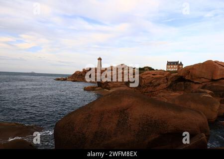 Le phare de Ploumanac'h est un phare actif des Côtes-d'Armor, en Bretagne Banque D'Images