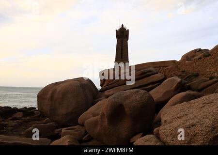 Le phare de Ploumanac'h est un phare actif des Côtes-d'Armor, en Bretagne Banque D'Images