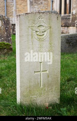 Tombe de guerre du Commonwealth pour l'ingénieur de vol de la Royal Air Force de la seconde Guerre mondiale dans le cimetière de St Leonard, Stagsden Banque D'Images