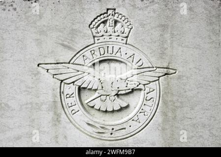 Écusson de la Royal Air Force sur une tombe de guerre du Commonwealth dans le cimetière de St Leonard, Stagsden Banque D'Images