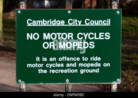 Cambridge City Council No Motor cycles or cyclomoteurs Sign au Cherry Hinton Hall Park, Cambridgeshire Banque D'Images