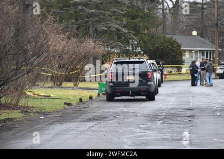 Ramapo, New York, États-Unis. 31 janvier 2024. Les autorités et les unités K9 convergent sur la scène d'une fusillade mortelle alors qu'elles recherchent un tireur après qu'une femme ait été abattue à Ramapo. Les autorités sont intervenues sur la scène de Inwood Drive vers 9:00 heures du matin mercredi et la victime a été emmenée à l'hôpital où la victime a été déclarée morte. Tous les témoins ou toute personne ayant des informations sont priés d'appeler la police de Ramapo au 845-357-2400. (Image de crédit : © Kyle Mazza/SOPA Images via ZUMA Press Wire) USAGE ÉDITORIAL SEULEMENT! Non destiné à UN USAGE commercial ! Banque D'Images