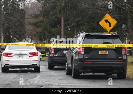 Ramapo, New York, États-Unis. 31 janvier 2024. Les autorités et les unités K9 convergent sur la scène d'une fusillade mortelle alors qu'elles recherchent un tireur après qu'une femme ait été abattue à Ramapo. Les autorités sont intervenues sur la scène de Inwood Drive vers 9:00 heures du matin mercredi et la victime a été emmenée à l'hôpital où la victime a été déclarée morte. Tous les témoins ou toute personne ayant des informations sont priés d'appeler la police de Ramapo au 845-357-2400. (Image de crédit : © Kyle Mazza/SOPA Images via ZUMA Press Wire) USAGE ÉDITORIAL SEULEMENT! Non destiné à UN USAGE commercial ! Banque D'Images