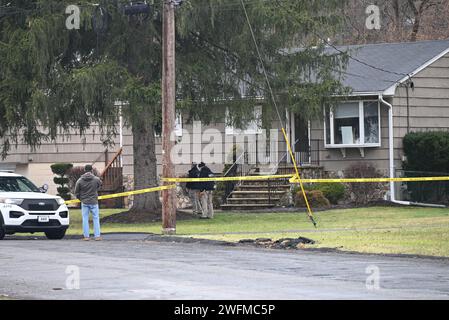 Ramapo, New York, États-Unis. 31 janvier 2024. Les autorités et les unités K9 convergent sur la scène d'une fusillade mortelle alors qu'elles recherchent un tireur après qu'une femme ait été abattue à Ramapo. Les autorités sont intervenues sur la scène de Inwood Drive vers 9:00 heures du matin mercredi et la victime a été emmenée à l'hôpital où la victime a été déclarée morte. Tous les témoins ou toute personne ayant des informations sont priés d'appeler la police de Ramapo au 845-357-2400. (Image de crédit : © Kyle Mazza/SOPA Images via ZUMA Press Wire) USAGE ÉDITORIAL SEULEMENT! Non destiné à UN USAGE commercial ! Banque D'Images