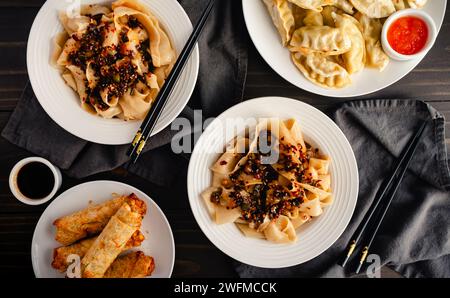 Bols de nouilles Biang Biang servis avec des plats d'accompagnement : nouilles de ceinture, boulettes et petits pains aux œufs servis avec des baguettes ayant des kanji chinois de « longévité » Banque D'Images
