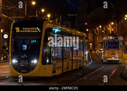 Un tramway CAF Urbos 3 sur la ligne 19 à Moricz Zsigmond Korter à Budapest la nuit en hiver Banque D'Images