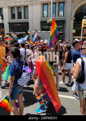 Les participants au défilé World Pride à New York Happy march dans les rues pour célébrer la communauté LBGT Banque D'Images